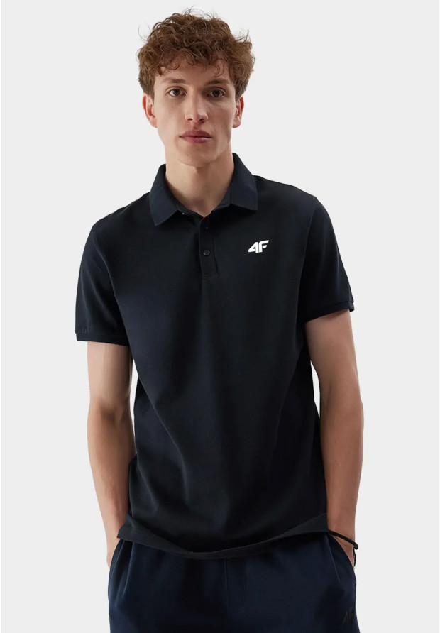 Mężczyzna w czarnej koszulce polo marki 4F z logo na piersi, model 4FWSS24TPTSM343.
