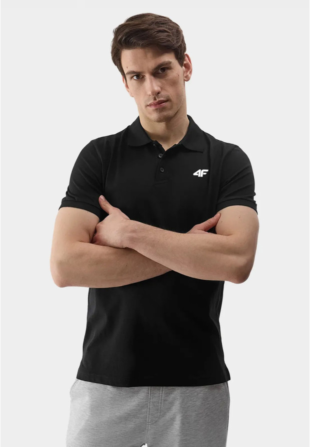 Mężczyzna w czarnej koszulce polo marki 4F, model 4FWSS24TPTSM343, z założonymi rękami.