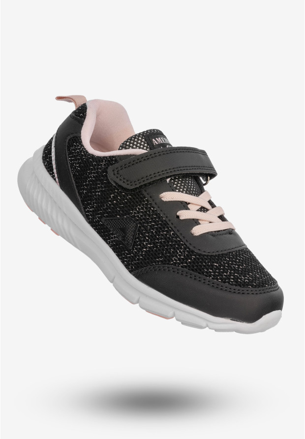 Czarne buty sportowe z różowymi elementami, z boku.