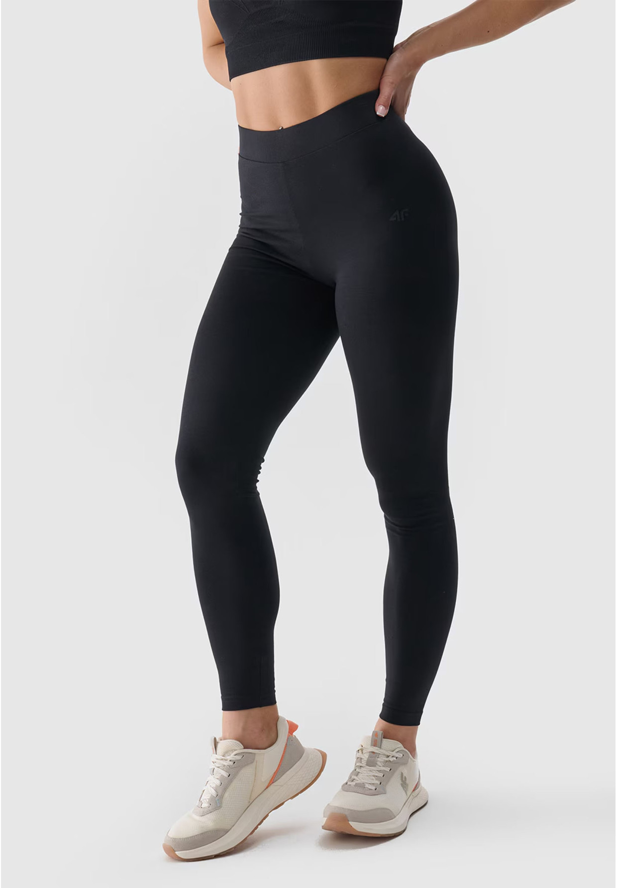 Legginsy Damskie 4F Spodnie dresowe czarne 4FWMM00TTIGF195