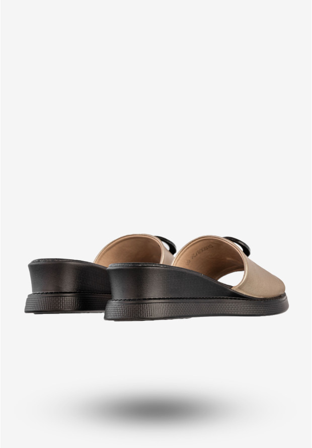 Klapki Damskie Skórzane Buty Na Koturnie Złote Filippo DK6068/24GO