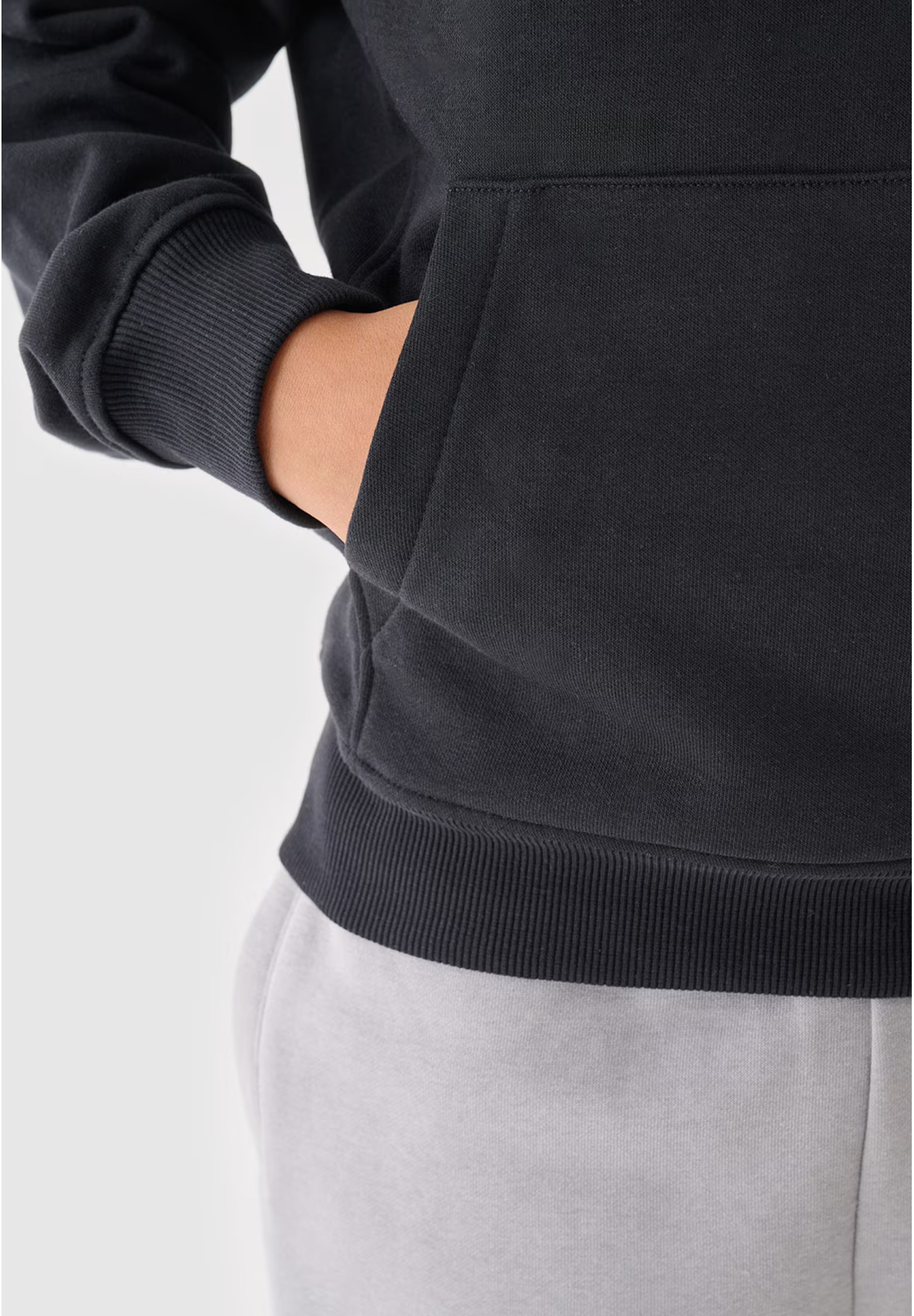 Bluza Chłopięca 4F Z Kapturem Logo Czarna 4FJRAW24TSWSM1828