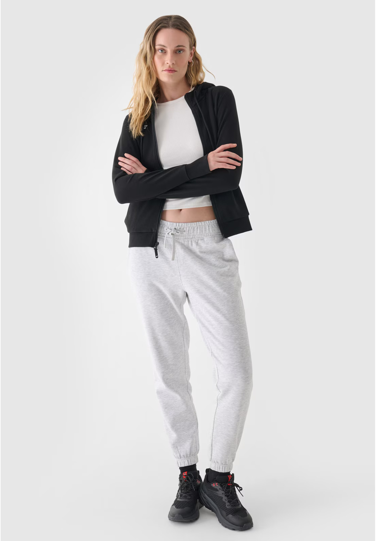 Bluza Dresowa Damska 4F Rozpinana Z Kapturem Czarna 4FSSS23TSWSF1346
