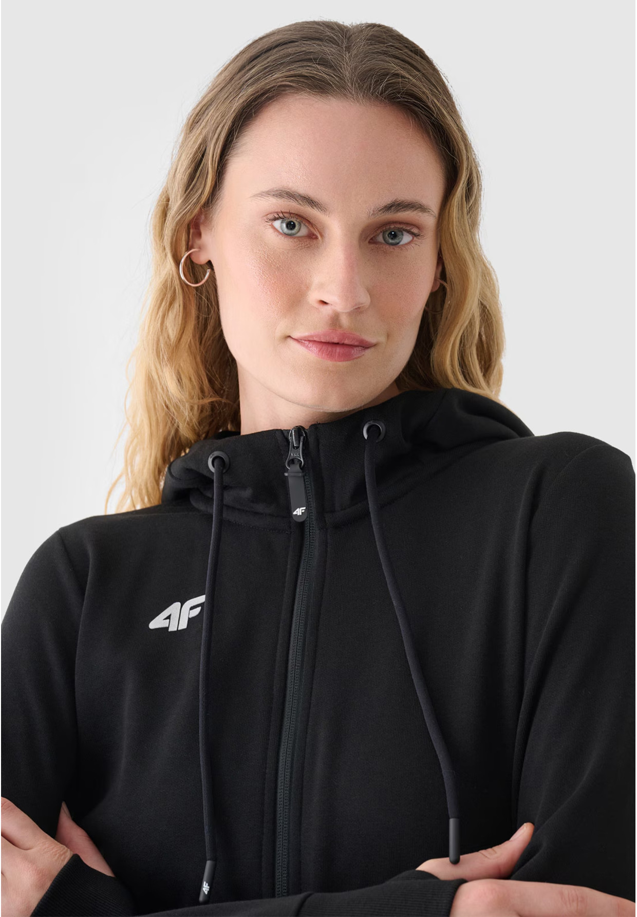 Bluza Dresowa Damska 4F Rozpinana Z Kapturem Czarna 4FSSS23TSWSF1346
