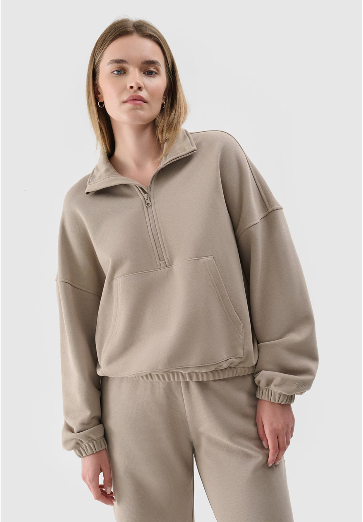 Bluza Dresowa Damska 4F Bez Kaptura Ze Stójką Beżowa 4FRAW24TSWSF1824
