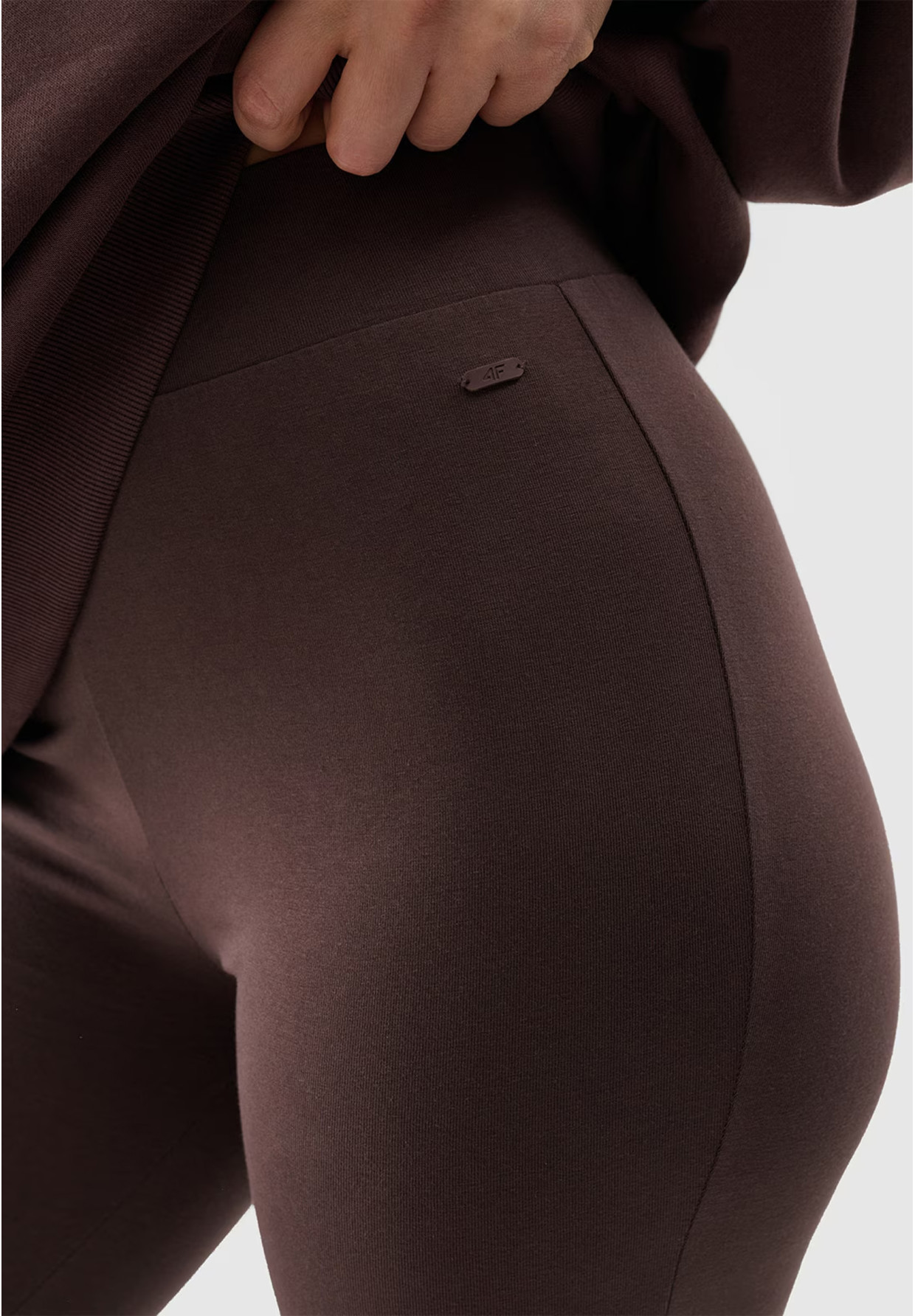 Legginsy Damskie 4F Sportowe Spodnie Z Rozszerzanymi Nogawkami Brązowe 4FWSS24TTIGF149