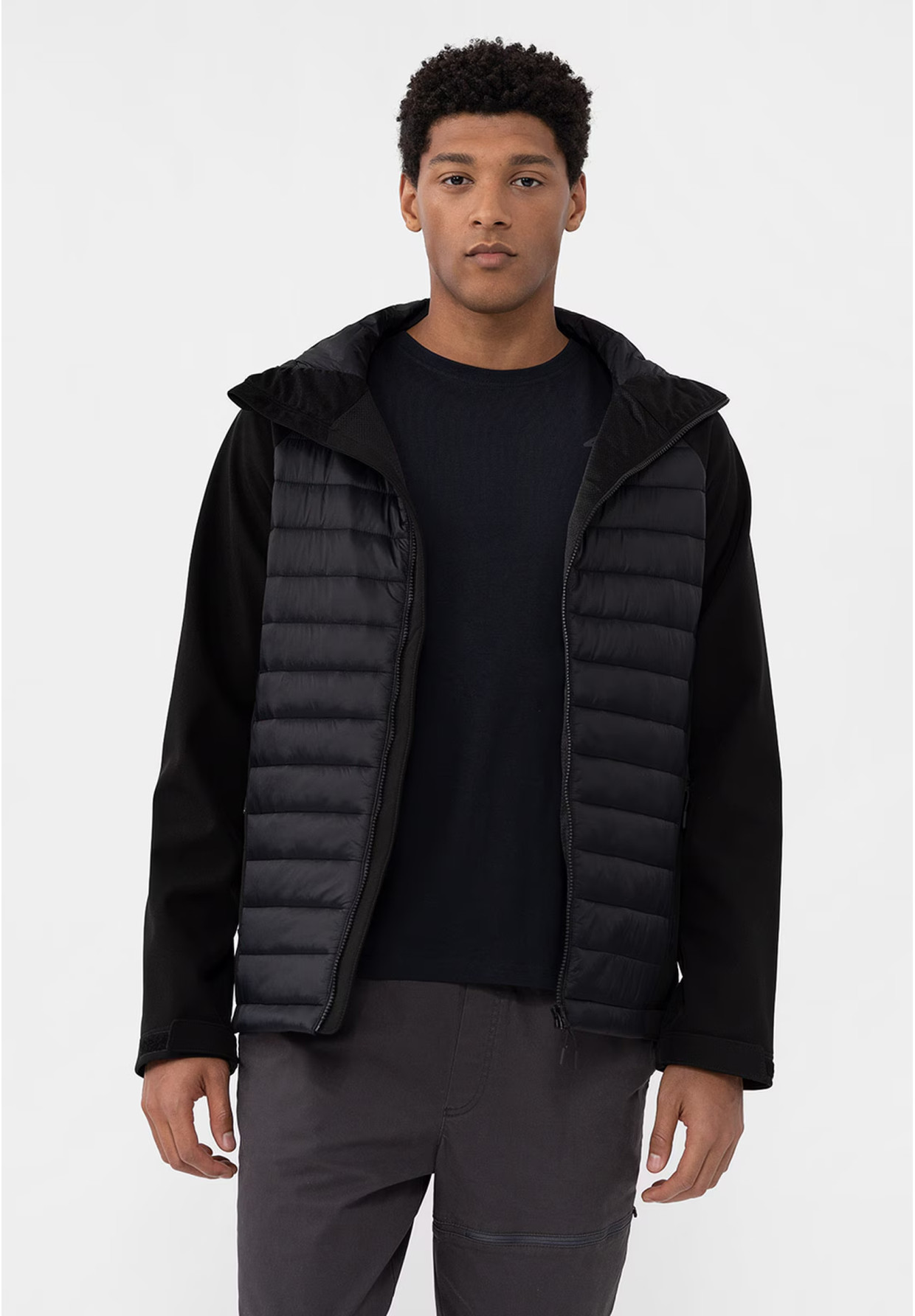 Kurtka Męska 4F Softshell Wiatroodporna Z Kapturem Czarna 4Faw21TSOFM096