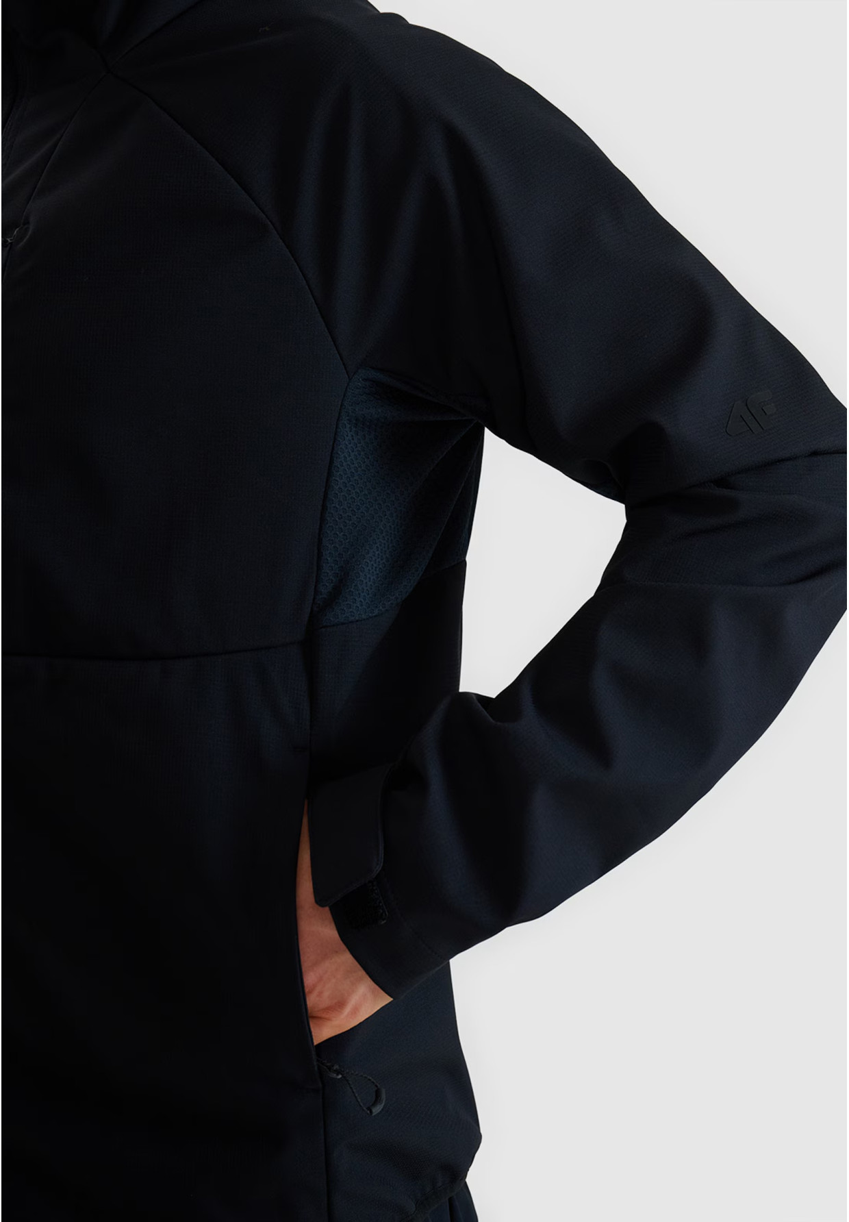 Kurtka Męska 4F Softshell Wiatroodporna Z Kapturem Czarna 4FWSS25TSOFM313