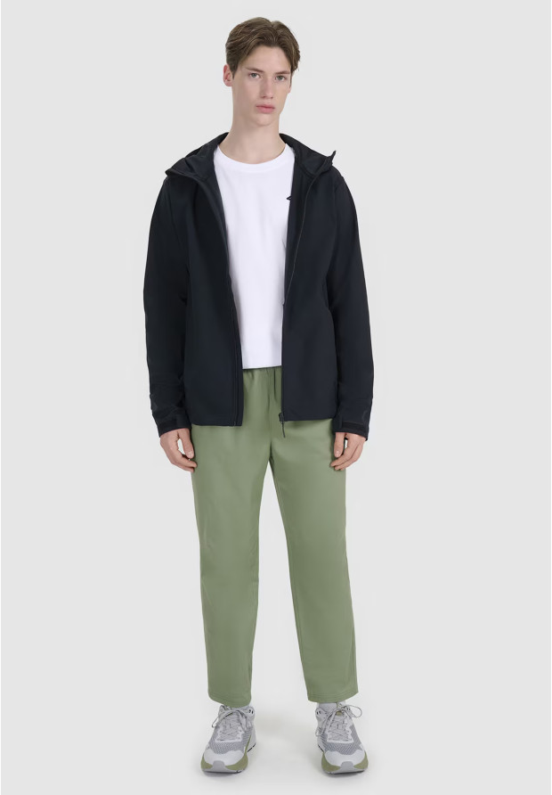 Kurtka Męska 4F Softshell Wiatroodporna Z Kapturem Czarna 4FWSS25TSOFM324