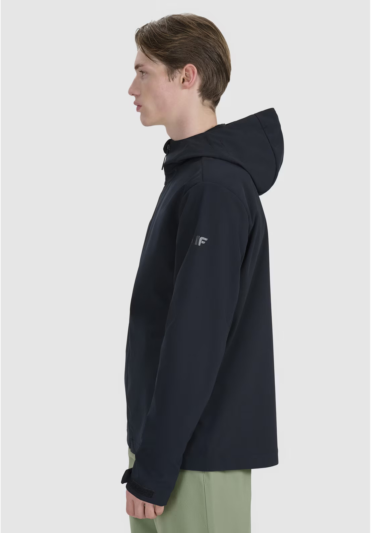 Kurtka Męska 4F Softshell Wiatroodporna Z Kapturem Czarna 4FWSS25TSOFM324