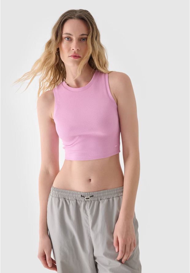 Różowy crop top damski 4F.