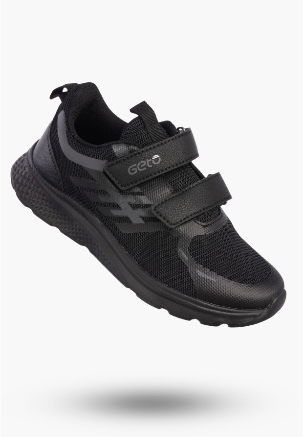 Lekkie czarne buty sportowe dla dzieci.