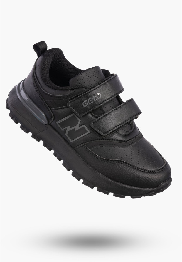 Czarne buty sportowe dziecięce na rzepy.