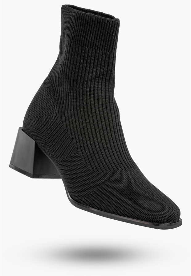 Czarne botki damskie na obcasie w stylu skarpety