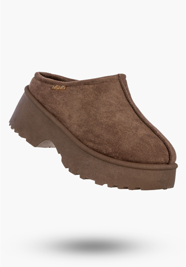 Ocieplane klapki damskie MSMG brązowe na platformie slip-on