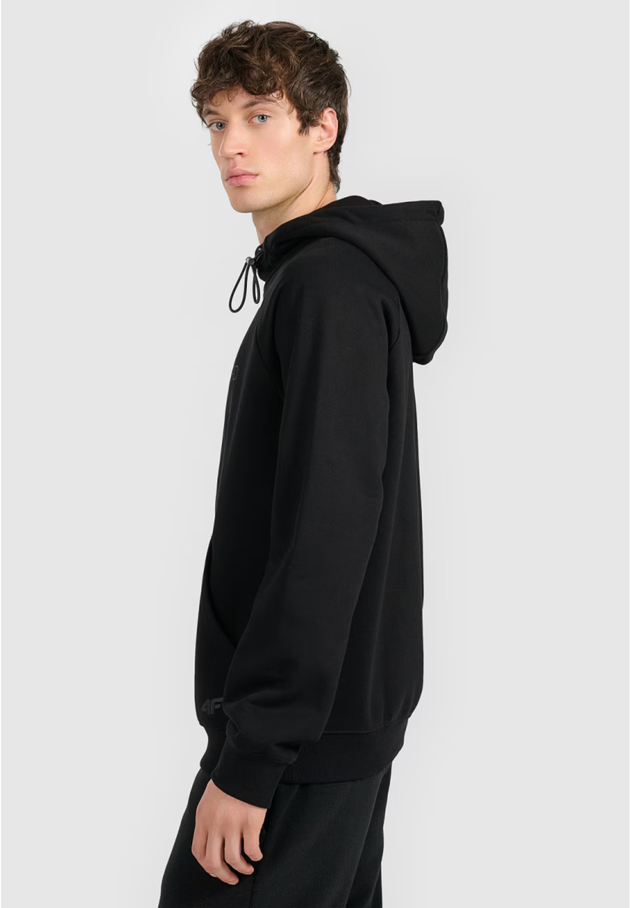 Bluza Męska 4F Z Kapturem Nierozpinana Z Nadrukiem Czarna 4FWAW25TSWSM2390