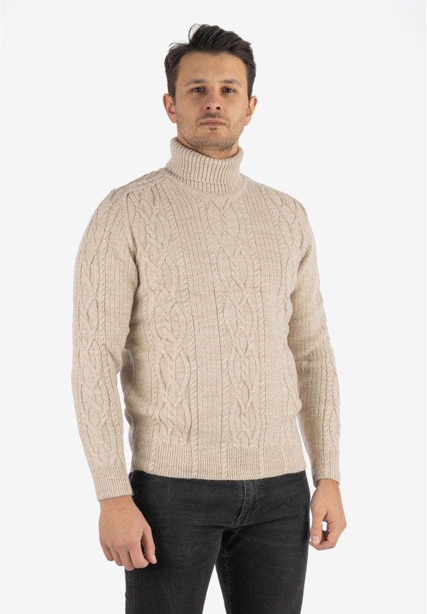 Beżowy sweter męski z grubym golfem.