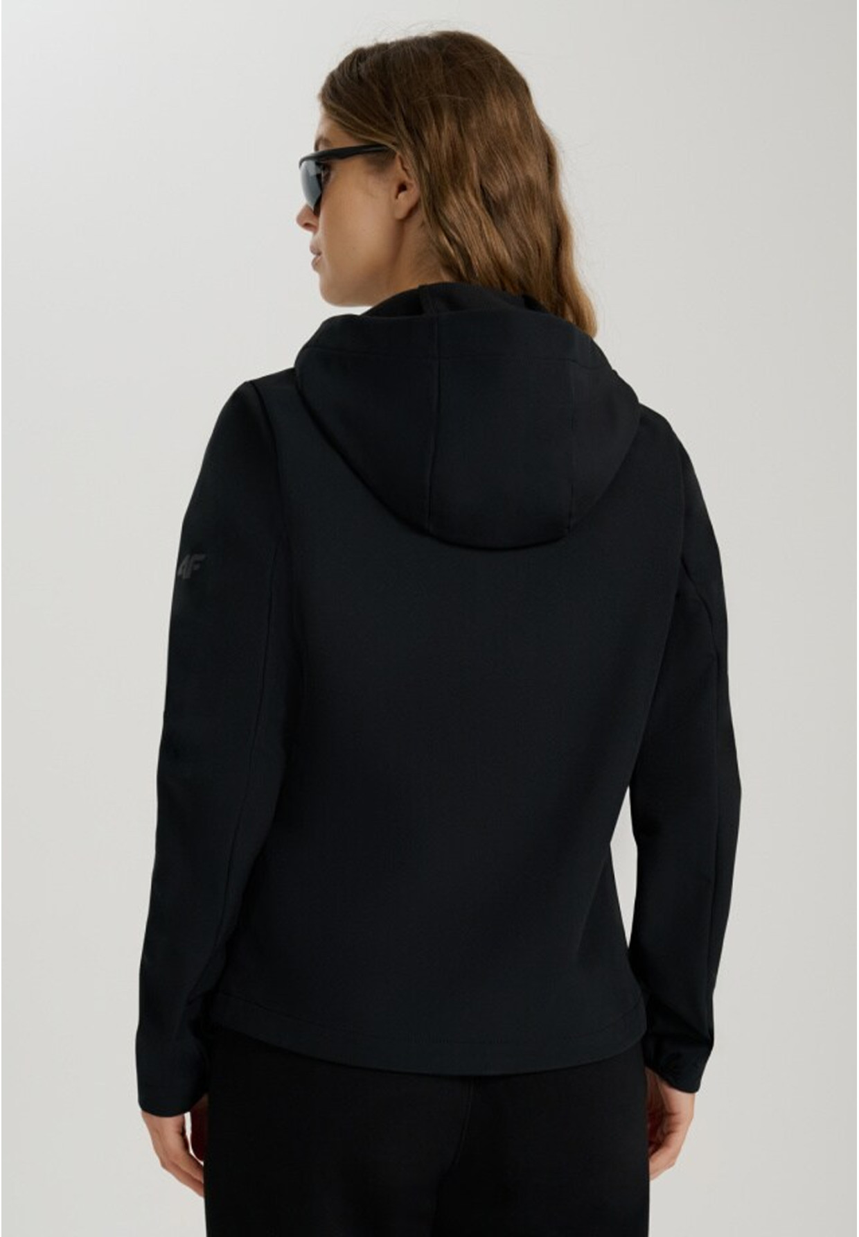 Kurtka Damska 4F Softshell Sportowa Z Kapturem Przejściowa Czarna 4FWAW25TSOFF359
