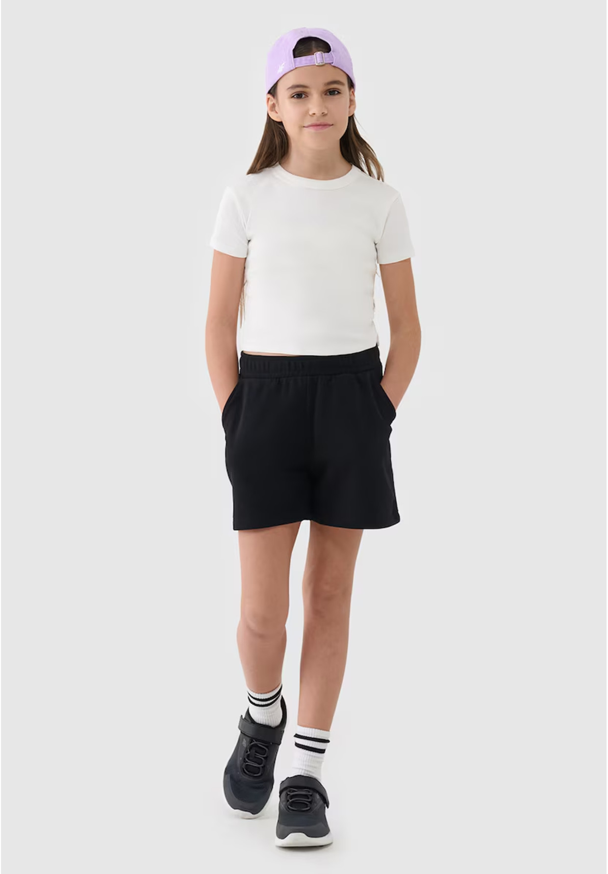 Spodenki Dresowe Dziewczęce 4F Luźne Oversize Przed Kolano Czarne 4FJWSS25TSHOF470