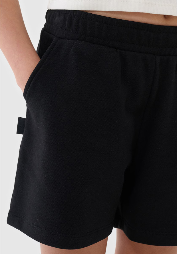 Spodenki Dresowe Dziewczęce 4F Luźne Oversize Przed Kolano Czarne 4FJWSS25TSHOF470