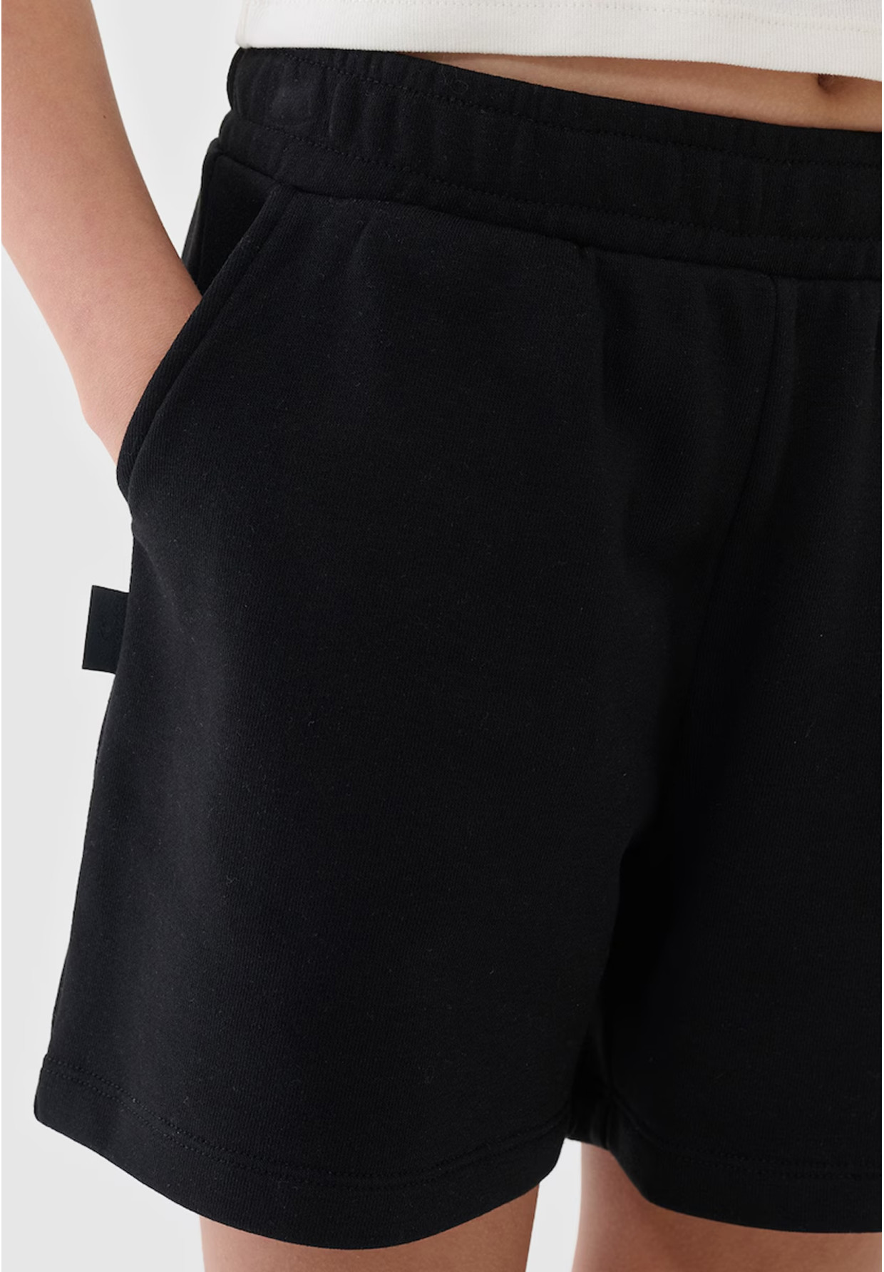 Spodenki Dresowe Dziewczęce 4F Luźne Oversize Przed Kolano Czarne 4FJWSS25TSHOF470