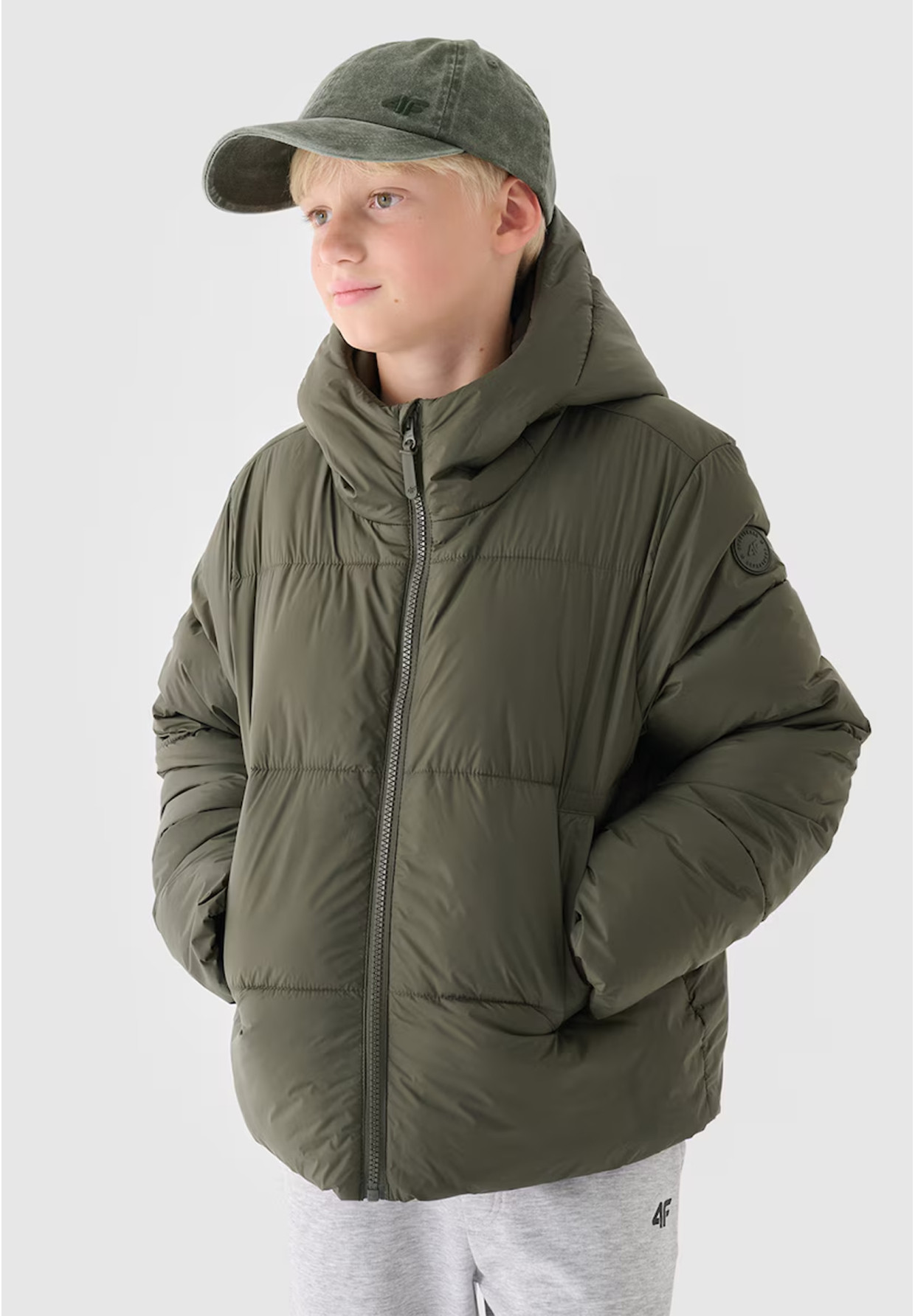 Kurtka Chłopięca 4F Puchowa Oversize Z Kapturem Pikowana Khaki 4FJWAW24TDJAM463