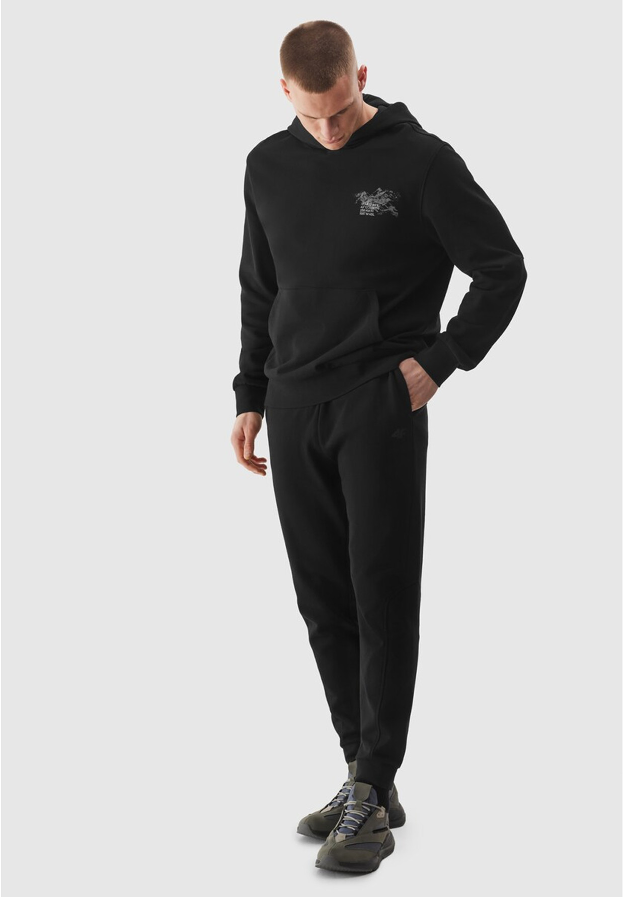 Bluza Męska 4F Z Kapturem Nieocieplana Sportowa Kangurka Czarna 4FRSS24TSWSM1615