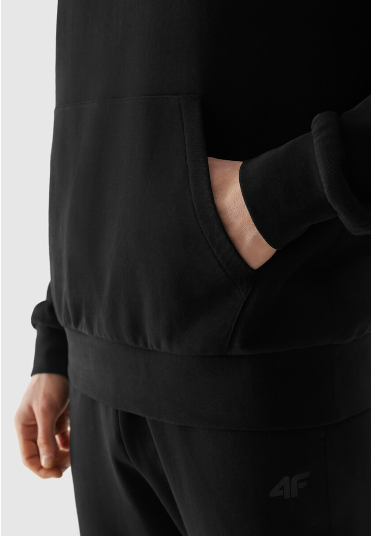Bluza Męska 4F Z Kapturem Nieocieplana Sportowa Kangurka Czarna 4FRSS24TSWSM1615