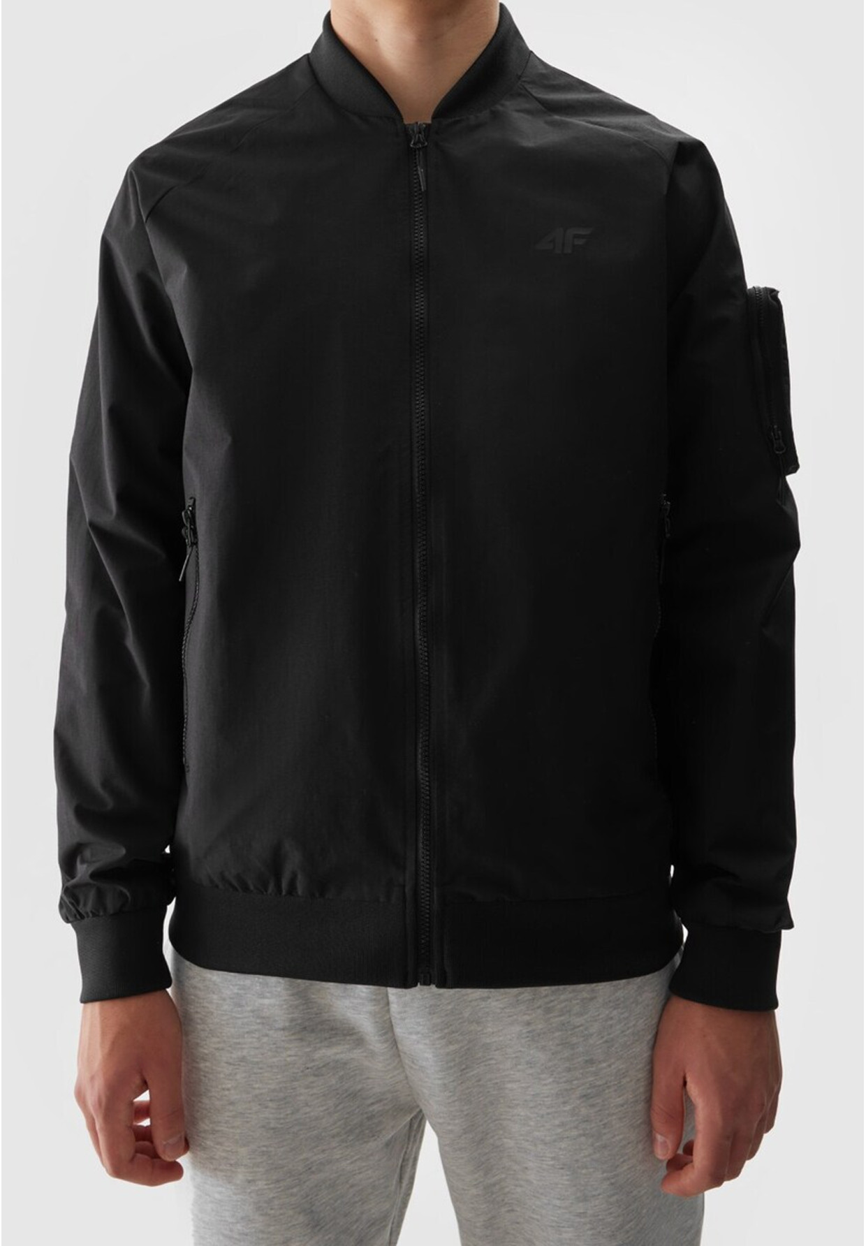 Kurtka Bejsbolowa Męska 4F Bomber Przejściowa Wiatroodporna Czarna 4FWSS24TJACM151