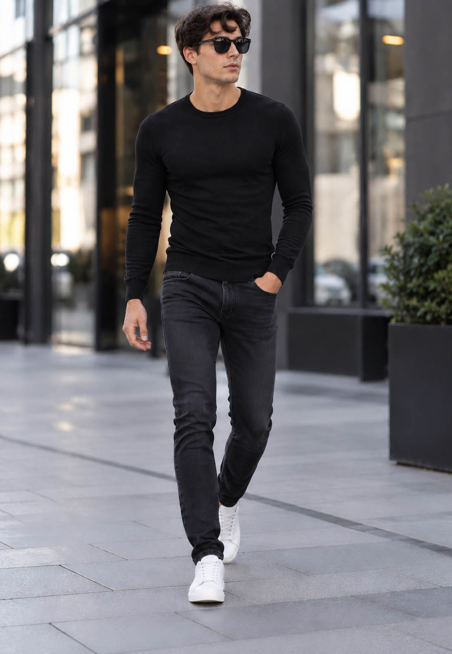 Sweter męski cienki Slim Fit mocno dopasowany z okrągłym dekoltem czarny gładki