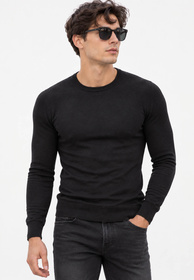 Sweter męski cienki Slim Fit mocno dopasowany z okrągłym dekoltem czarny gładki