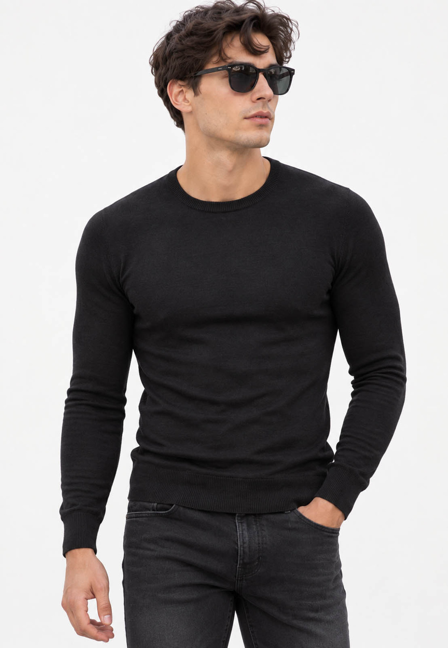 Sweter męski cienki Slim Fit mocno dopasowany z okrągłym dekoltem czarny gładki