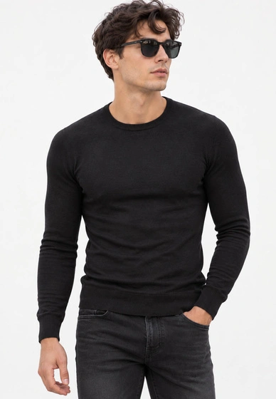 Sweter męski cienki Slim Fit mocno dopasowany z okrągłym dekoltem czarny gładki